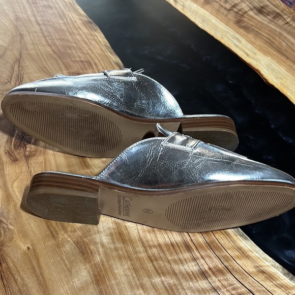 Catherine Malandrino Tassler Slip-on Loafer in Crinkled Silver.  Sz 6 1/2 - Picture 5 of 7